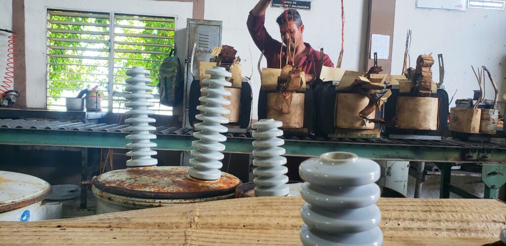 Aquí se reconstruyen transformadores de distribución en las capacidades de 10 hasta 333 kVA y los niveles de voltajes de 7620 y 2400 así como 19100  y otros, por la vasta experiencia de sus operarios han asumido la  recuperación de  transformadores de subtransmisión, lo que se traduce en ahorro de divisas a la economía nacional // Foto Lilian Salvat Romero (Archivo RG)