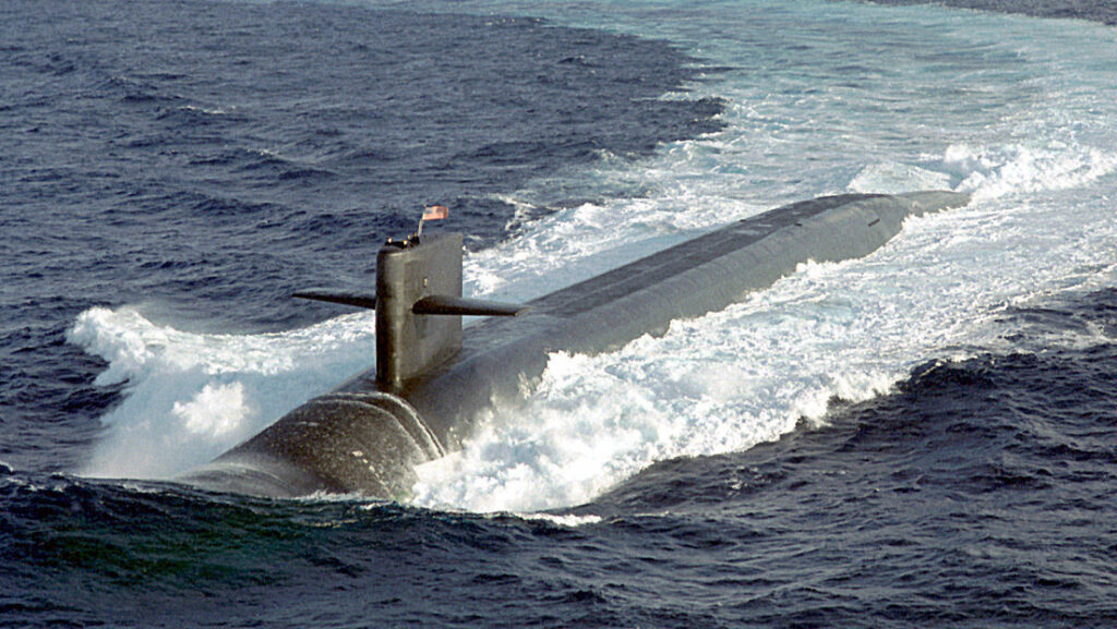 El submarino nuclear balístico USS Maine de la Armada de EE.UU. realiza operaciones de navegación en superficie.Armada de EE.UU.