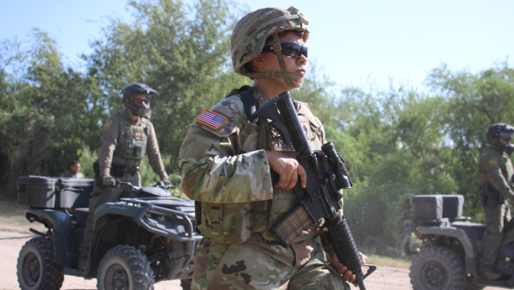 Un soldado de la Guardia Nacional estadounidense portando un arma.
X @USNationalGuard
