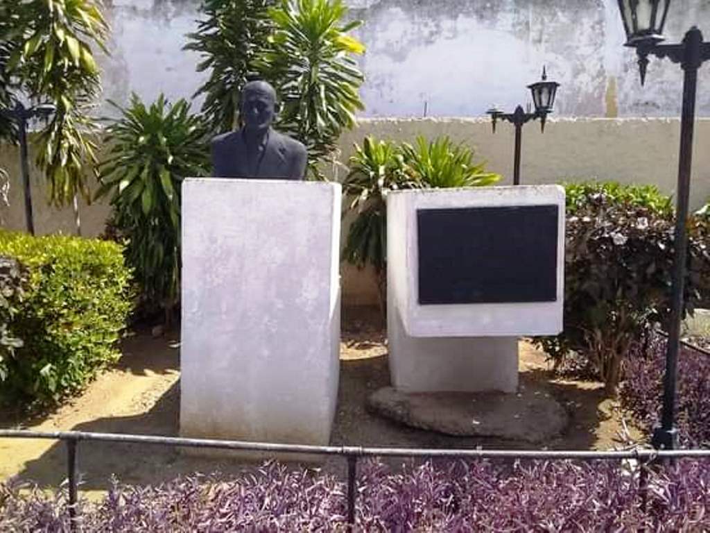 Busto en el parque Modesto Tirado de Manzanillo // Foto: Lilian Salvat