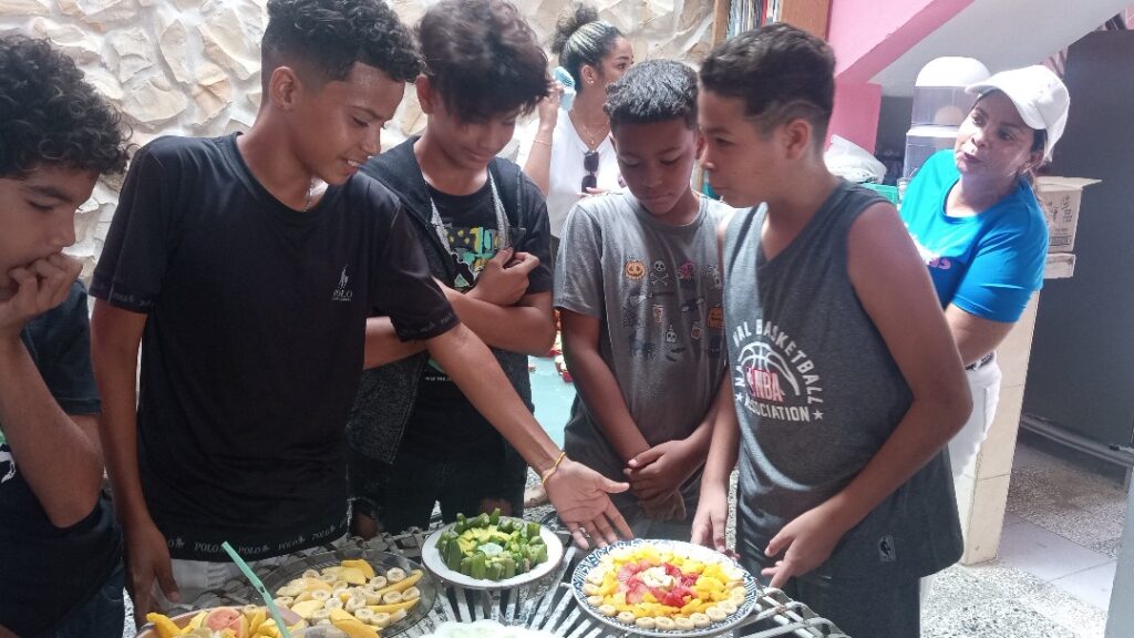 El equipo ganador con su jicotea de frutas // Foto: Marlene Herrera