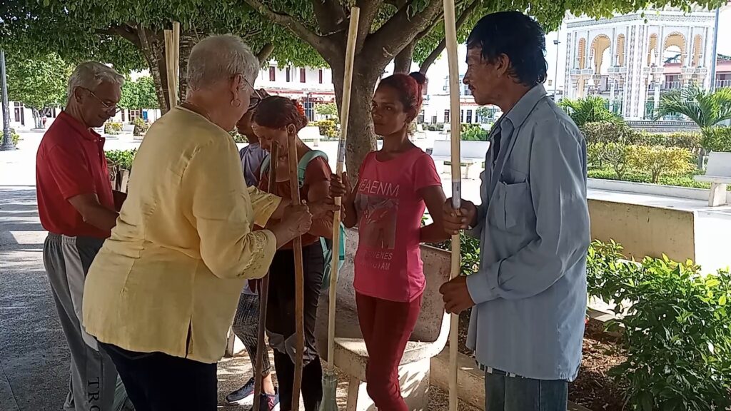 La Óptica Onemén entrega escobas ecológicas para la higienización del parque y el paseo de la ciudad // Foto: Marlene Herrera 