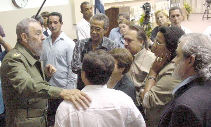 Fidel conversa con intelectuales, en un Consejo Nacional de la Uneac. Foto: Arnaldo Santos