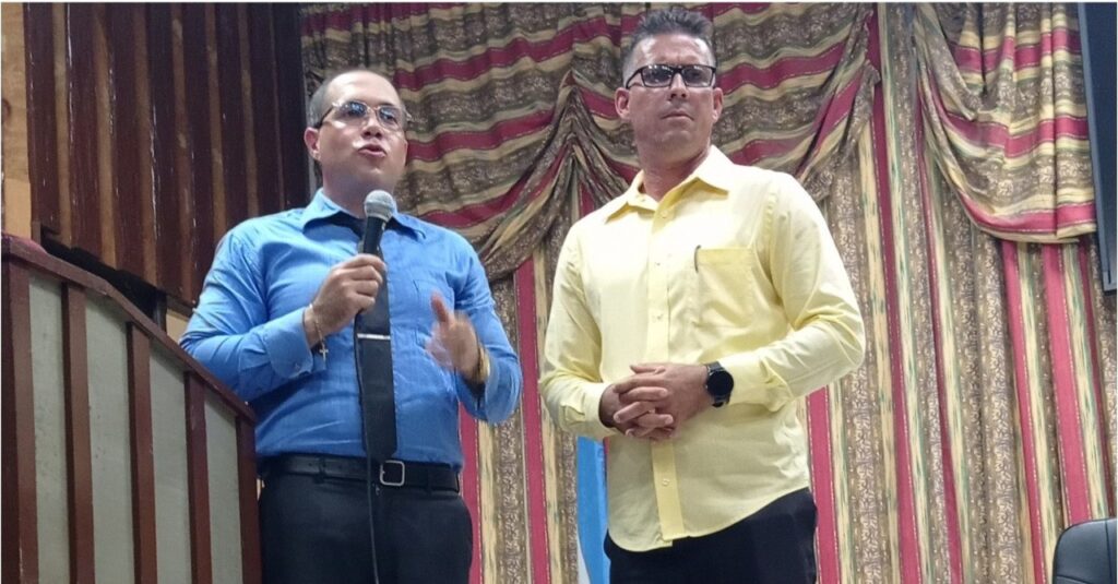 El Dr Matos Lastres (a la izquierda) quien dirigió el hospital Celia Sánchez Manduley por cuatro años hace entrega oficial de su cargo al nuevo director el Dr Baldor Illanas (a la derecha) // Foto: Tomada de facebook