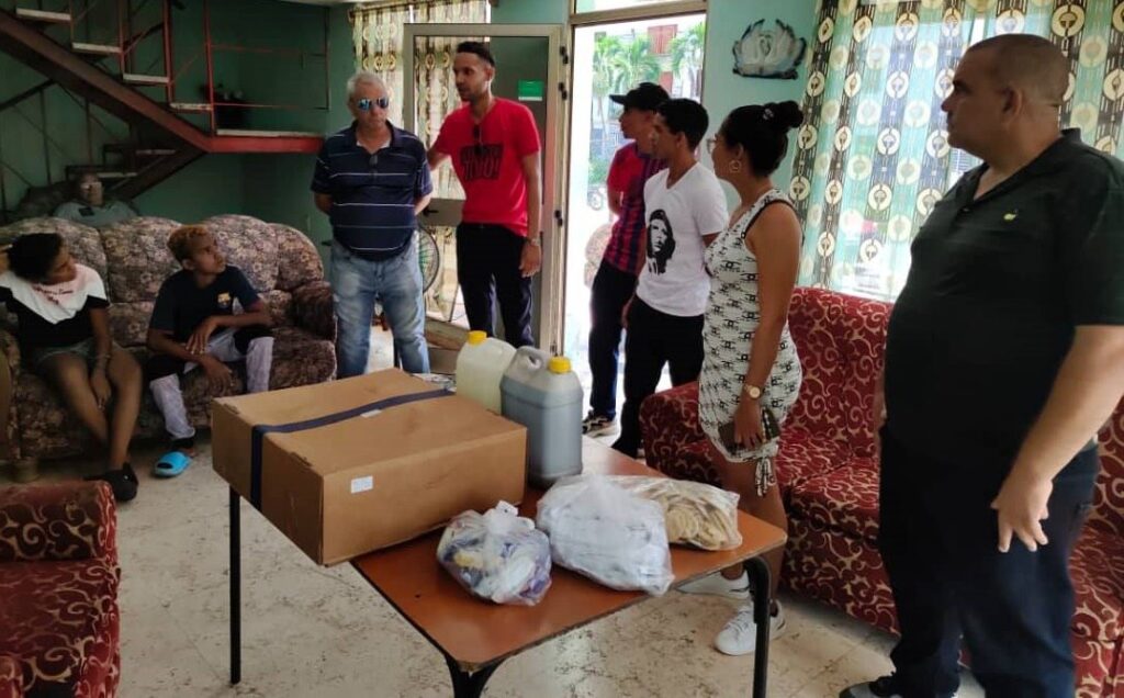 La donación de los jóvenes de Epigran en la Casa de niños, niñas y adolescentes sin cuidado parental de Manzanillo // Foto: Tomada del perfil de facebook de la UJC de Epigran