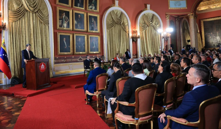 “Quien agrede a uno en América Latina, agrede a todos. Quien amenaza a uno, amenaza a todos los países. Es tiempo de valentía de juntar el esfuerzo, de reunir la voluntad nacional, de poner a un lado diferencias menores o intestinas”, puntualizó el mandatario Maduro. Foto: Prensa Presidencial