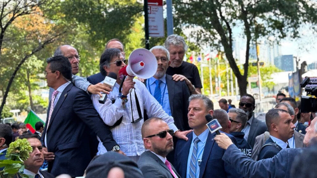 El presidente de Colombia, Gustavo Petro, protesta contra el «genocidio» de Israel contra Palestina, desde las calles de Nueva York, EE.UU.Redes sociales