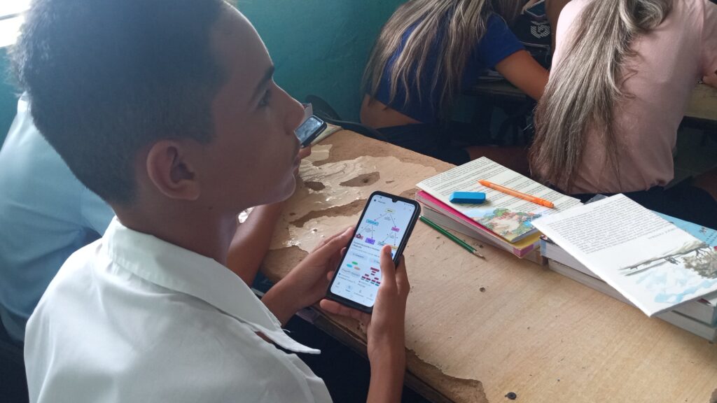Buscar contenidos relacionados con la temática que se estudia es una de las formas de utilizar la digitalización // Foto: Marlene Herrera