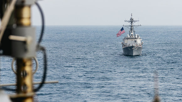 La reunión de urgencia fue convocada por Bogotá, tras el anuncio del despliegue de fuerzas navales y aéreas por parte de Washington al sur del mar Caribe, bajo el pretexto de la «lucha contra el narcotráfico». Foto: US Navy.