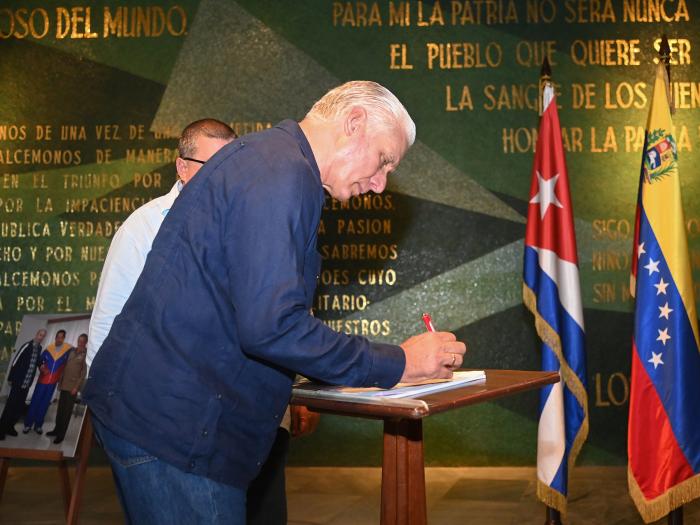  La firma del Presidente cubano es constancia del apoyo incondicional a la hermana Venezuela. Foto: Estudios Revolución 