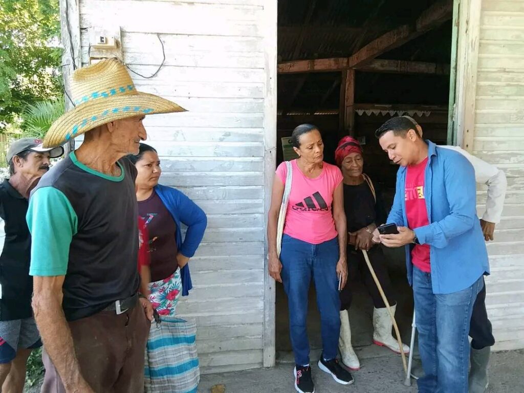 Visitaron el barrio La Piedra // Foto: tomada del perfil Facebook de Reynier Beltrán