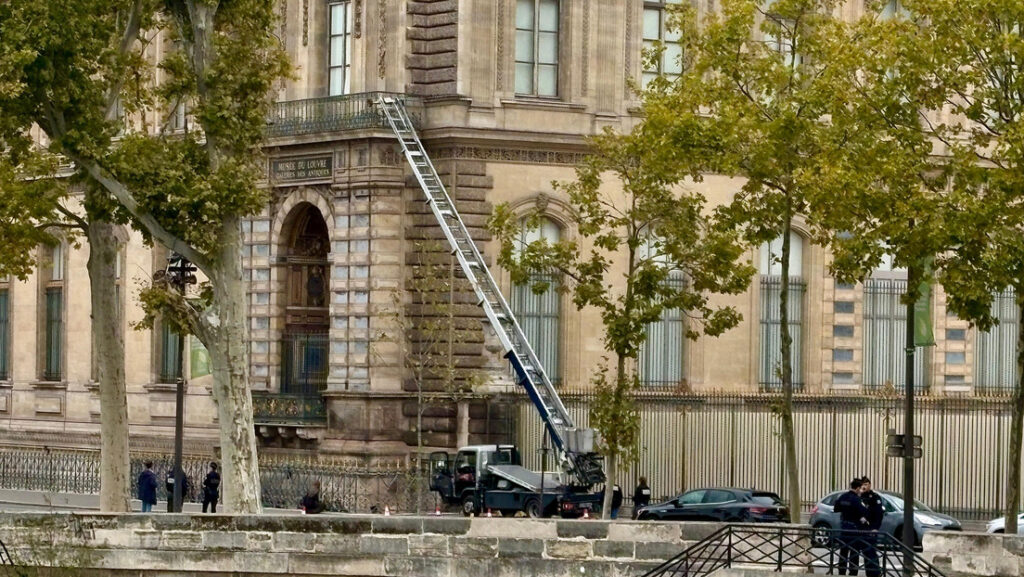 Un elevador de cesta utilizado por ladrones en el robo del museo Louvre. 19 de octubre de 2025 en París.Alexander Turnbull / AP 