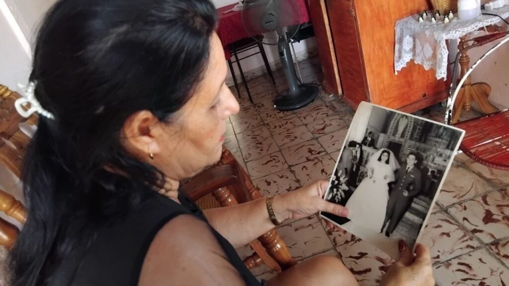 Sonia recuerda el gran amor de su tía Marlene con Ángel al observar la fotografía de la boda de ambos //Foto: Eliexer Peláez Pacheco
