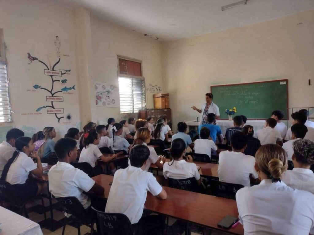 Taller de prevención impartido por el profesional de la salud Eric Santana Prohenza en el IPU Julio Antonio Mella // Foto tomada del perfil de Facebook Policlínico Ángel Ortiz Vázquez