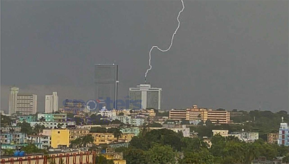 Un rayo sobre las antenas del hotel Habana Libre, el domingo 5 de octubre de 2025. Foto: Henry Rodríguez.