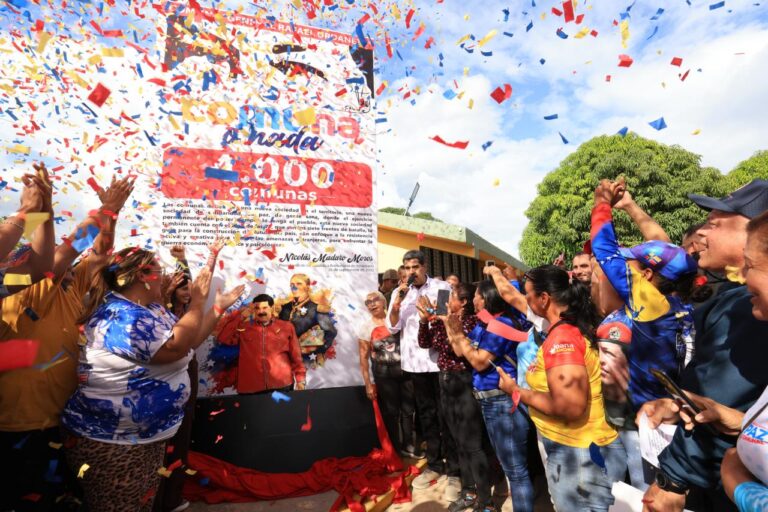 El jefe de Estado firmó el certificado oficial de la Comuna Número 4.000, rumbo a la 6.000 construidas por la Revolución Bolivariana. Foto: Prensa Presidencial
