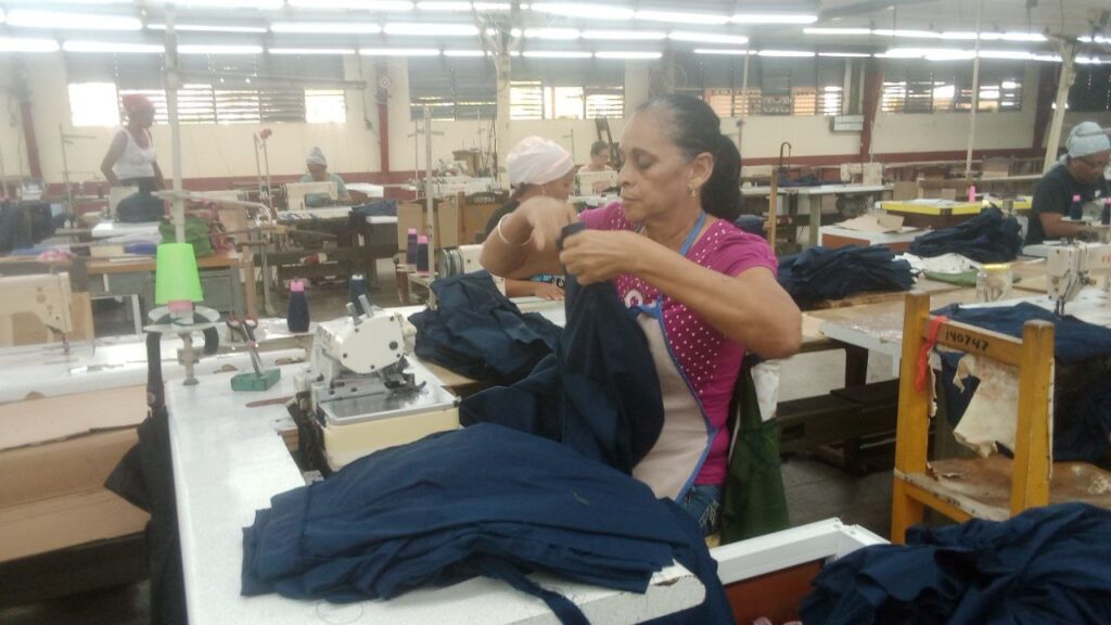 Costurera confeccionando uniformes para la enseñanza Preuniversitaria // Foto: Rafael González Castro.