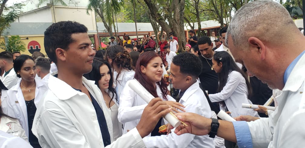 Graduación 43 graduación de la Facultad de Ciencias Médicas Celia Sánchez Manduley de Manzanillo // Foto: Lilian Salvat