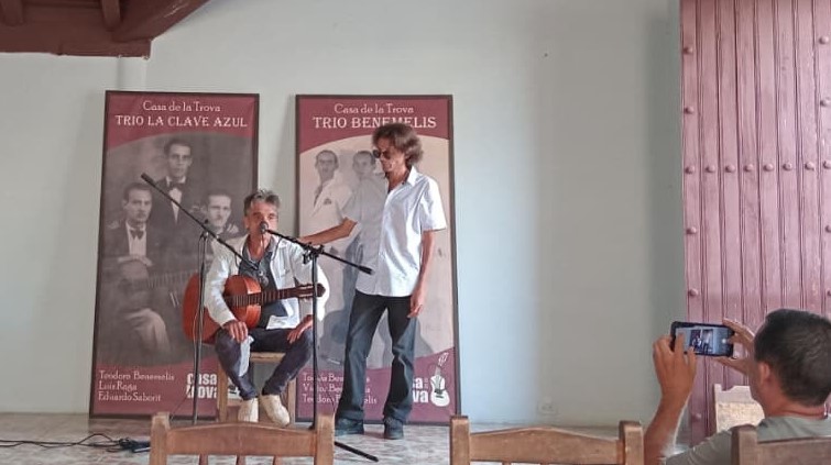 Trovador Fredy Laffita junto Axel Milanés // Foto: Samantha Cabrera