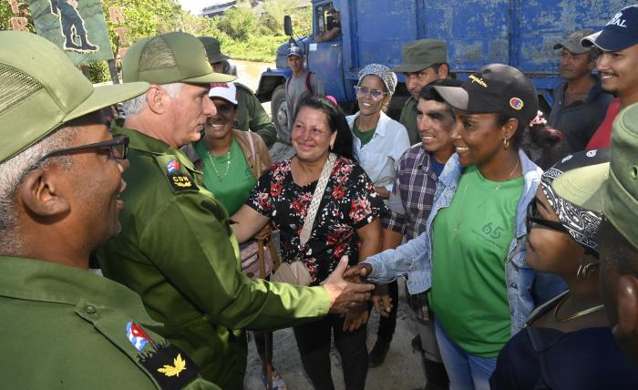  El diálogo con el pueblo y escuchar sus preocupaciones fue una prioridad en este recorrido. Foto: Estudios Revolución 