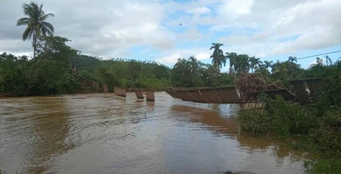  El puente peatonal de Vega larga no resistió la embestida del Miel. Foto: Primadavisión 