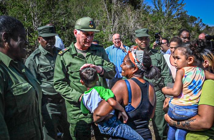  El Presidente del Consejo de Defensa Nacional llamó a la unidad, a la disciplina, a la ayuda mutua, y a crear un clima favorable de comunicación. Foto: Estudios Revolución 