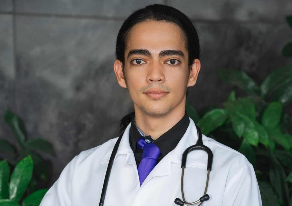 El joven manzanillero Fidel Jesús Moreno Cubela se graduó con título de oro y Premio al Mérito Científico //Foto: Cortesía de Juana María Cubela González