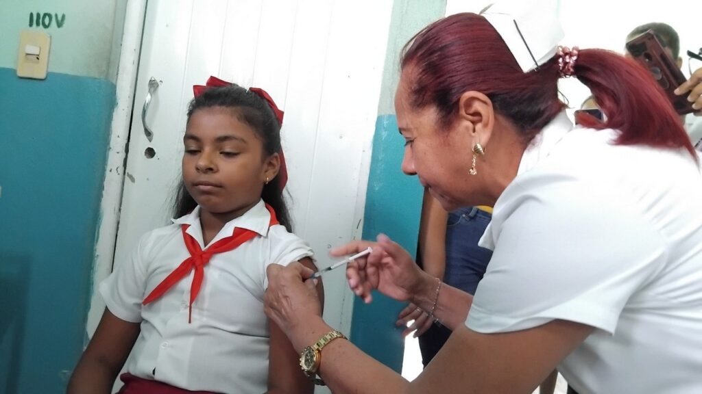 Vanessa Tomás Fernández se convirtió en la primera niña manzanillera en recibir la vacuna Cecolin bivalente que protege contra el Virus del Papiloma Humano (VPH) // Foto: Eliexer Pelaez Pacheco