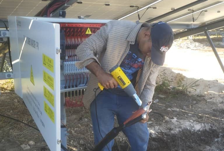 Especialistas de la Filial Copextel Granma trabajan en el montaje de paneles y el cableado con CD en el Parque Solar Fotovoltaico Las Tapias, ubicado en el municipio Manzanillo // Foto: Empresa Eléctrica de Granma