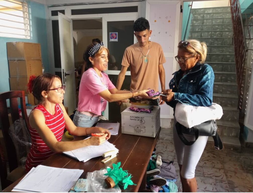 Trabajadores del Ministerio de Trabajo y Seguridad Social de Manzanillo en la entrega de artículos a familias damnificadas del Consejo Popular Sitio Remate // Foto: Rafael González Castro