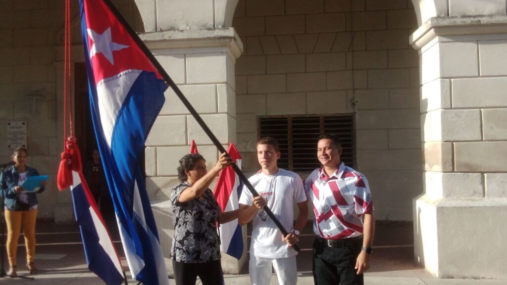 Máxima dirección del Partido Comunista de Cuba y del Gobierno en Manzanillo en el abanderamiento //
Foto: Rafael González Castro.