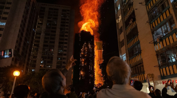 Incendio de uno de los edificios de departamentos de Wang Fuk Court, en el barrio de Tai Po, que dejó al menos 160 muertos. Imagen del 26 de noviembre de 2025. Foto Ap