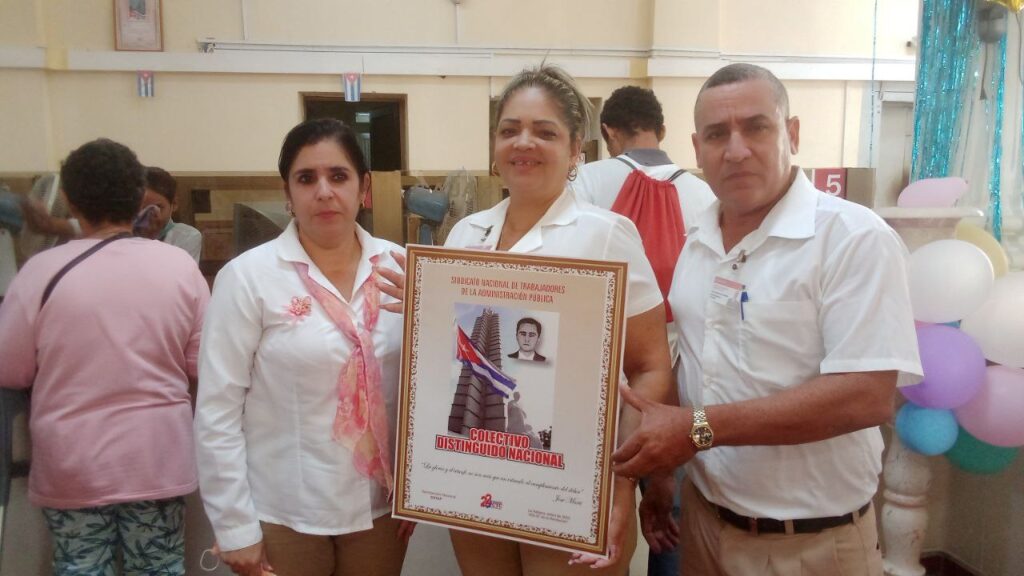 A la izquierda Licenciada Yanina Isern Tejada ,Directora Provincial del Banco de Crédito y Comercio  de Granma,en el  centro Damaris Lucía Hernández González, Secretaria General de la sesión sindical Sucursal 7601 (BANDEC) Manzanillo y a la derecha Silvio Leonar Alcolea Espinosa, director de la referida entidad // 
Foto: Rafael González Castro