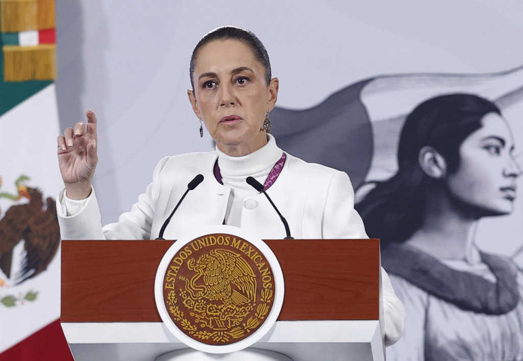 La presidenta de México Claudia Sheinbaum, habla durante una rueda de prensa este lunes en Palacio Nacional de la Ciudad de México (México). EFE/Sáshenka Gutiérrez