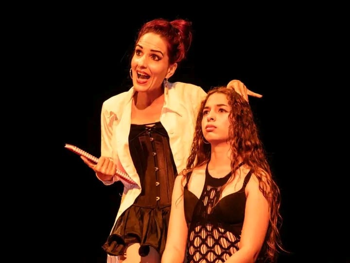 Leidis Marian Benítez Iser a la derecha de la foto, en la obra Un puticlub en tiempos de cólera. Foto// cortesía de la entrevistada