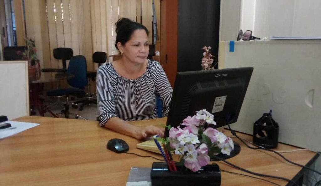 Hace cuatro años que Iluminada Parra Mendoza dirige la CADECA de Manzanillo // Foto: Erenia Tamayo Torres