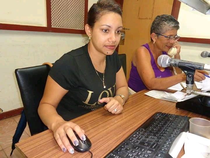 Nilda Baños, locutora oficial de Para ti mujer, junto a Argelia Verdecia //  Foto: cortesía de Nilda Baños