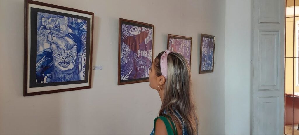 Más de 70 obras del artista se exhiben en la galería municipal de Manzanillo // Foto: Erenia Tamayo 