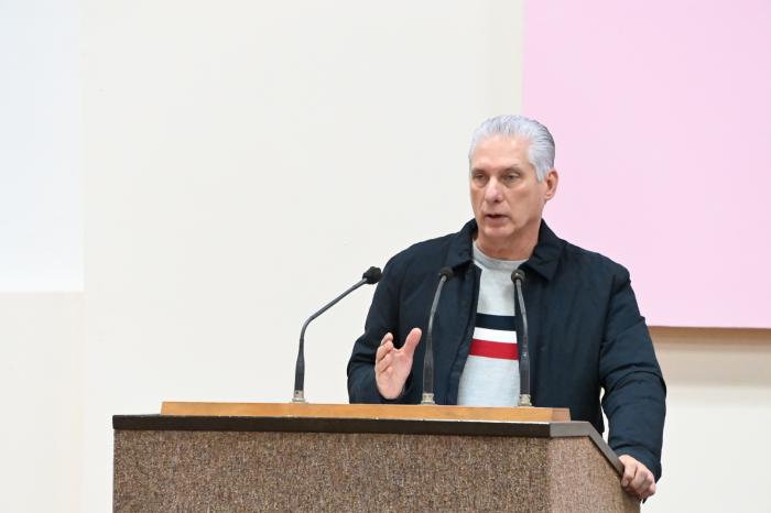 Nuestra premisa seguirá siendo la de prepararnos para avanzar incluso cuando se agudicen más la agresividad y las restricciones, afirmó Díaz-Canel. Foto: Estudios Revolución