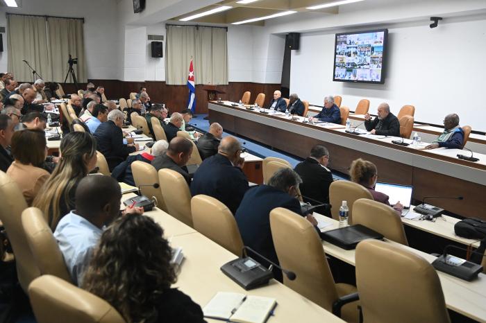  Marrero Cruz insistió en la necesidad de informar de forma amplia y oportuna a la población sobre estas medidas. Foto: Estudios Revolución 