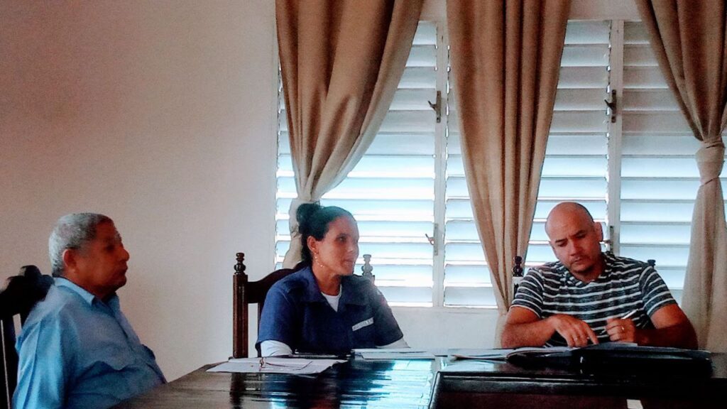 De izquierda a derecha Ramón Vázquez Montero, responsable de Comisión Permanente de Trabajo Transporte, Construcción y Comunicación ,que auxilia a la  Asamblea Municipal del Poder Popular en Manzanillo; Yaquelín Calzada Solano, Intendente de Vialidad  y José Ernesto Hernández Cuello ,Viceintendente en este territorio //
Foto: Rafael González.