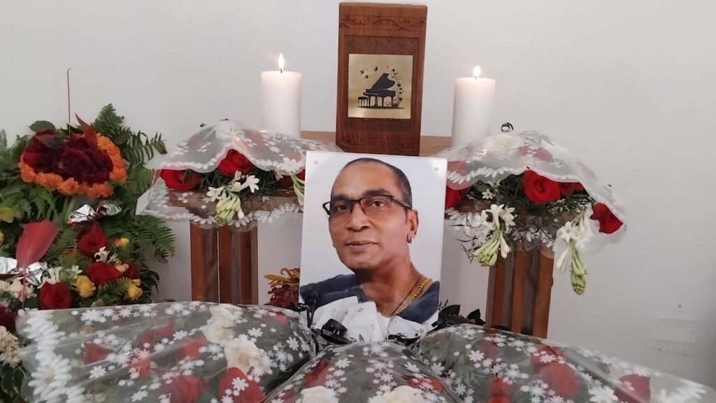 Las cenizas del músico Pedro José Rivero Ruiz fueron expuestas en el Comité Municipal de la UNEAC // Foto: Eliexer Peláez Pacheco