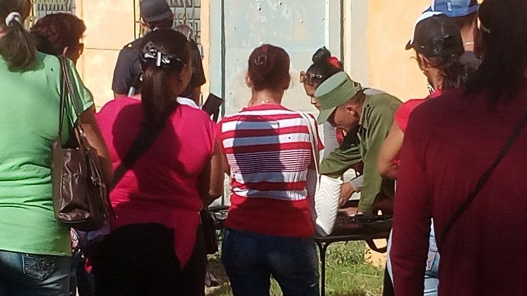 Milicianos de la zona de defensa 33-06-03, reciben clases demostrativas en la jornada de preparación del Día Nacional de la Defensa // Foto: Rafael González Castro.