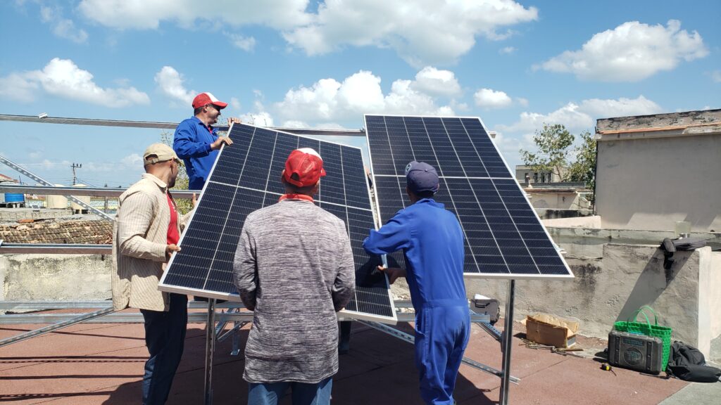 Montaje de sistemas fotovoltaicos en instituciones de salud de Manzanillo, ejecutado por la empresa Copextel, como alternativa que garantiza respaldo eléctrico y mejora la calidad de la atención médica // Foto Lilian Salvat Romero 