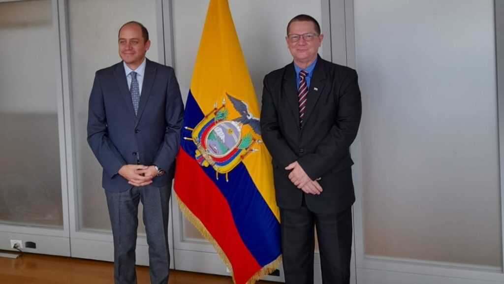 El entonces ministro de Producción ecuatoriano, José Julio Prado (i) y el embajador cubano en Ecuador, Basilio Antonio Gutiérrez (d).X / @letraconfilo60