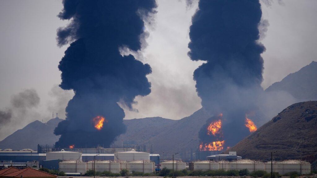 Una llamarada y una columna de humo se elevan tras el impacto de los restos de un dron iraní interceptado contra una instalación petrolera en Fujairah, Emiratos Árabes Unidos, el 14 de marzo de 2026.Altaf Qadri / AP 