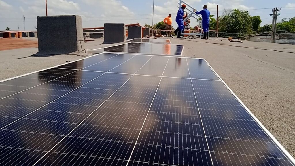 Instalación del kit fotovoltaico en el Policlínico 2 Ángel Ortiz // Foto: Marlene Herrera
