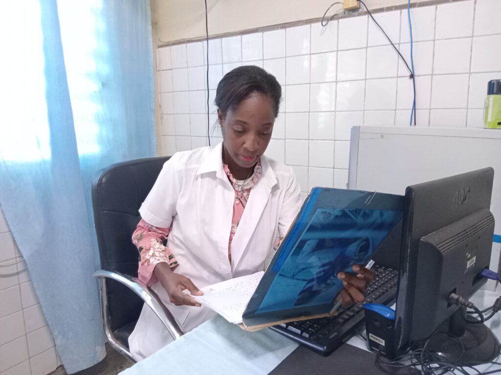 Leydis Leblanc Larduet, Vicedirectora de Asistencia Médica del centro // Foto: Samantha Cabrera