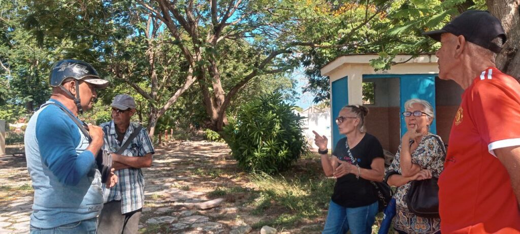 Área que  ocupará el refugio, en reciente visita de Yamina Atanes, líder del proyecto de bienestsr animal // foto Annia Pacheco Palomares