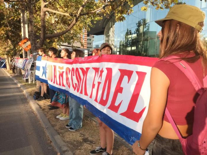 Manifestación frente a la embajada de EE. UU. en Chile. Foto: Tomada de Prensa Latina